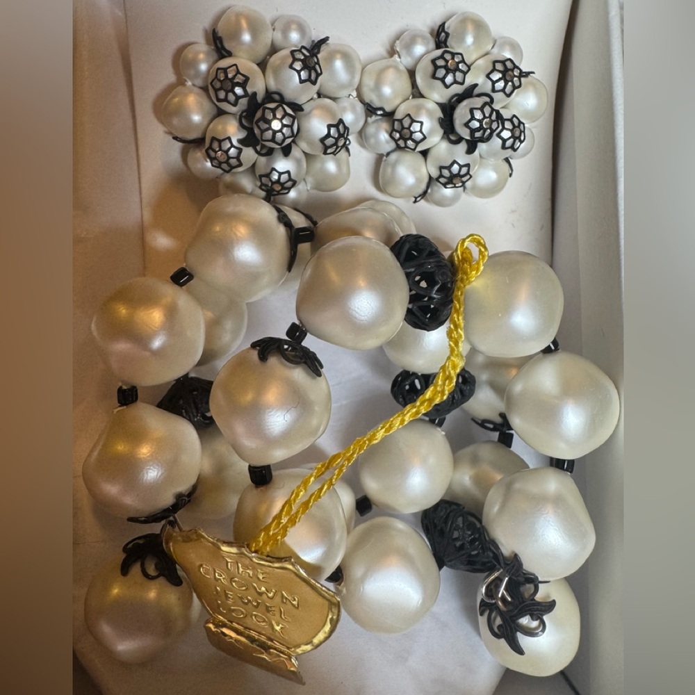 Elegant Signed Laguna Pearl and Black Beaded Bracelet and Earring Set NWT